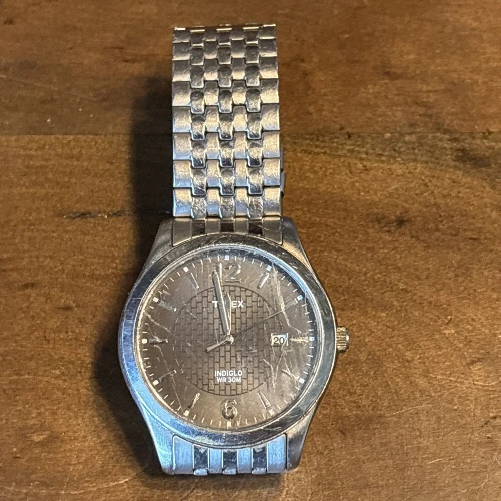 VTG Timex Indiglo Quartz Silver Stainless Bracelet Wrist Watch Date 30m UNTESTED